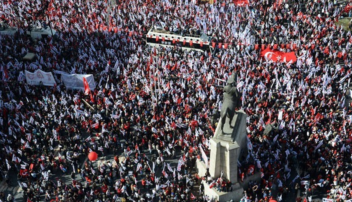 Ulus Meydanı\'nda Gergin Bekleyiş