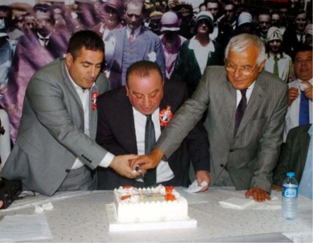 Zonguldak CHP\'liler, Haberal\'ın Doğum Gününü Pasta Keserek Kutladı