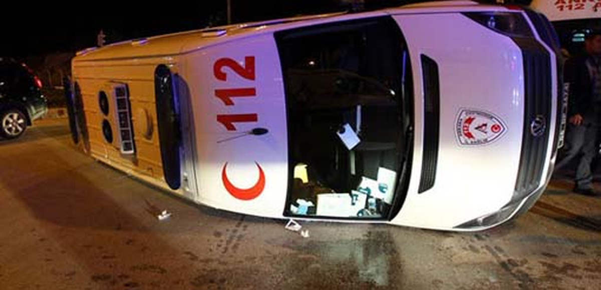 Ambulans Kaza Yaptı: 5 Yaralı
