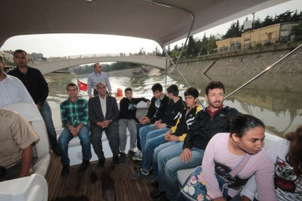 Asi Nehri\'nde Tekne Turları Başladı