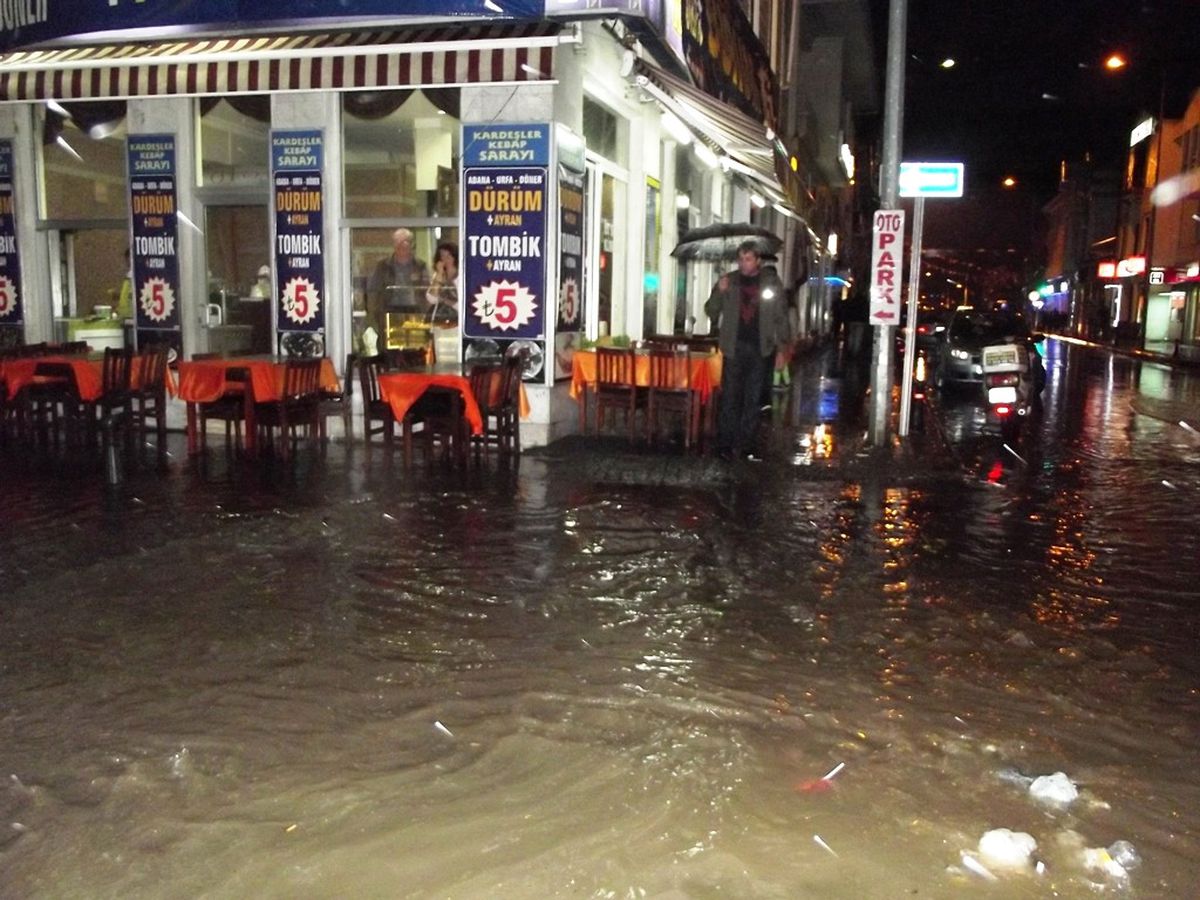 Ayvalık\'ta Şiddetli Yağmur Hayatı Olumsuz Etkiledi
