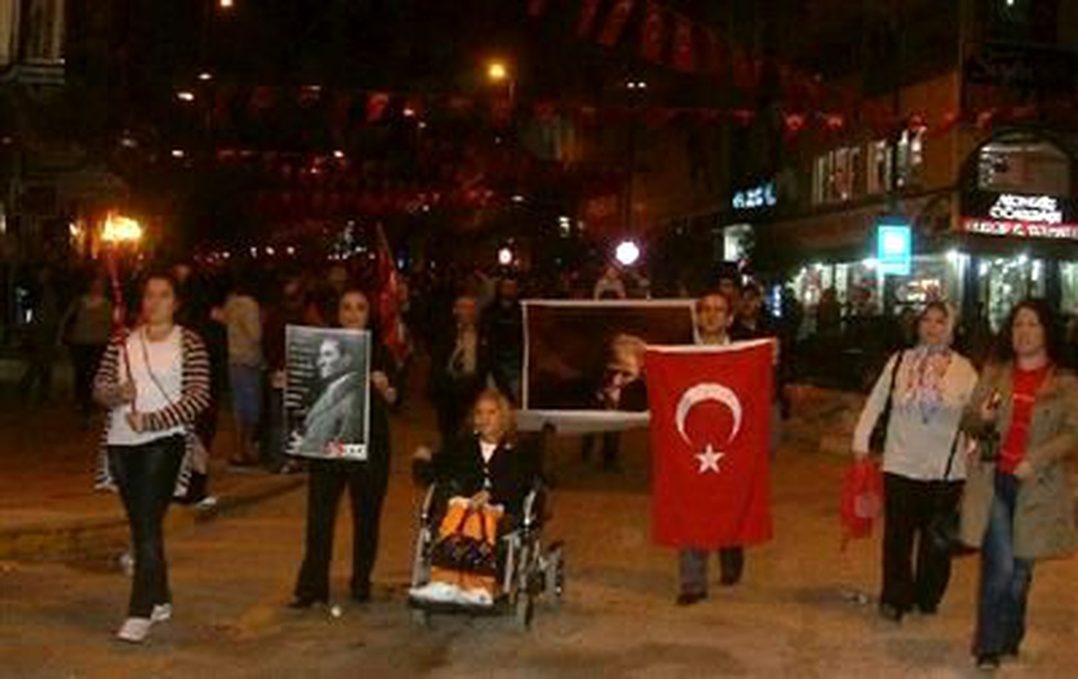 Bandırma\'da Cumhuriyet Bayramı Fener Alayı ile Kutlandı