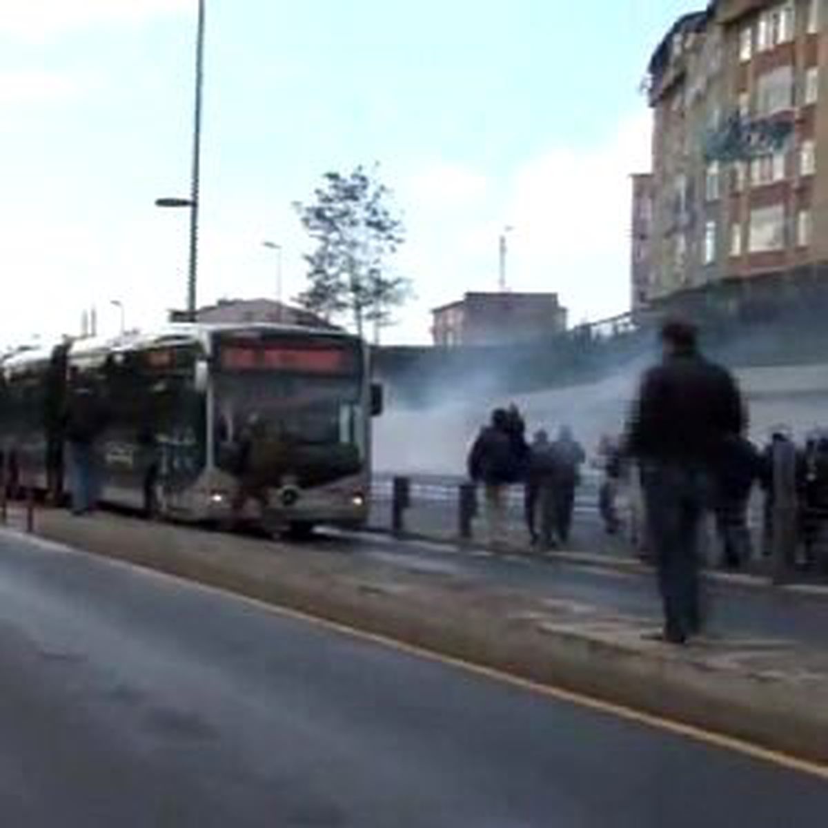 BDP\'lilere Müdahale Sırasında Metrobüsteki Vatandaşlar Zor Anlar Yaşadı