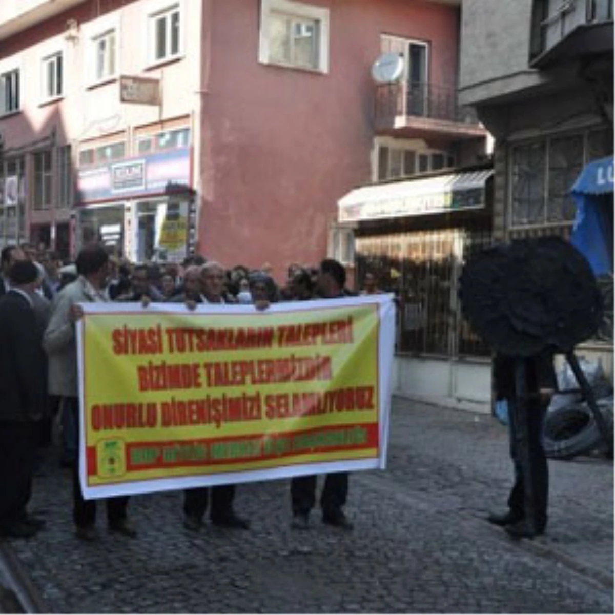 Bitlis AK Parti İl Binasına Siyah Çelenk Bırakmak İsteyen Grup Polis Tarafından Durduruldu