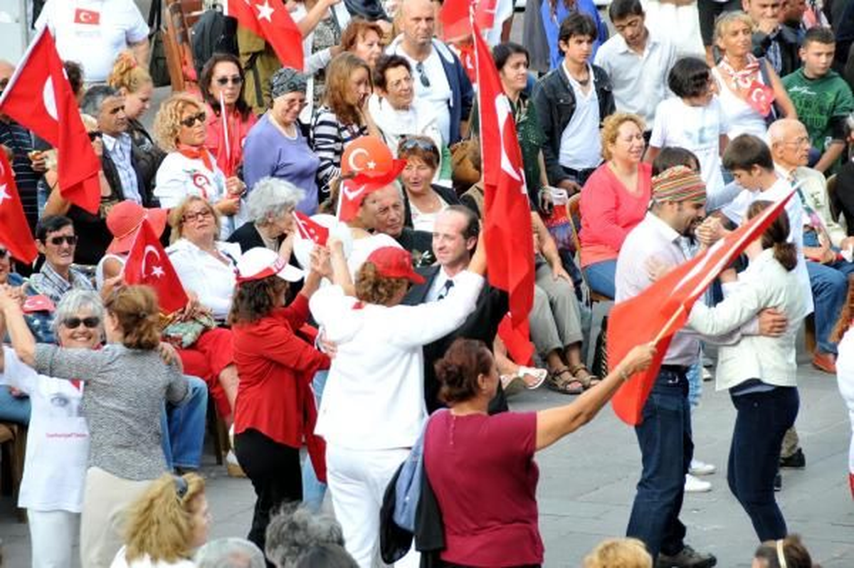 Bodrum\'da Cumhuriyet Yürüyüşü... Adım Atacak Yer Kalmadı