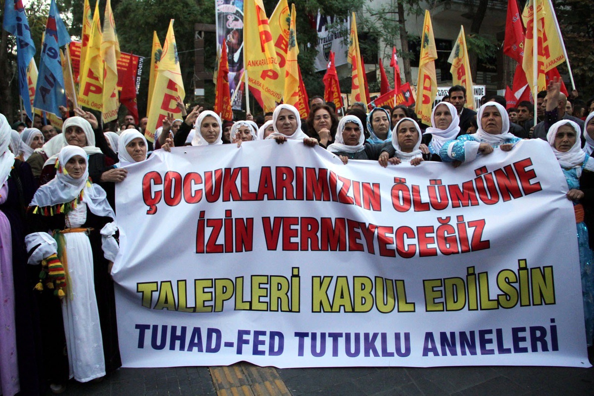 Bölücü Örgüt Yandaşları Meşrutiyet Caddesi\'ni Trafiğe Kapattı