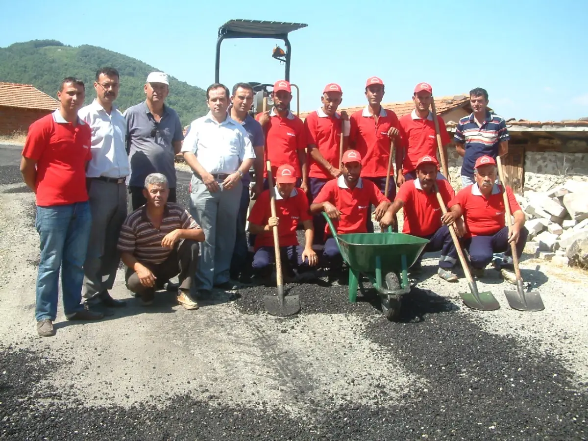 Burhaniye de Kaymakam Yollara Önem Veriyor