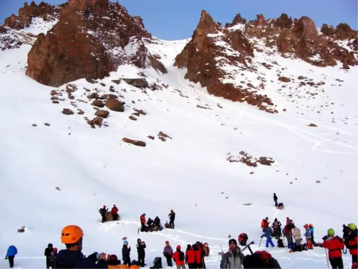 Erciyes\'in Zirvesine Cumhuriyet Tırmanışı