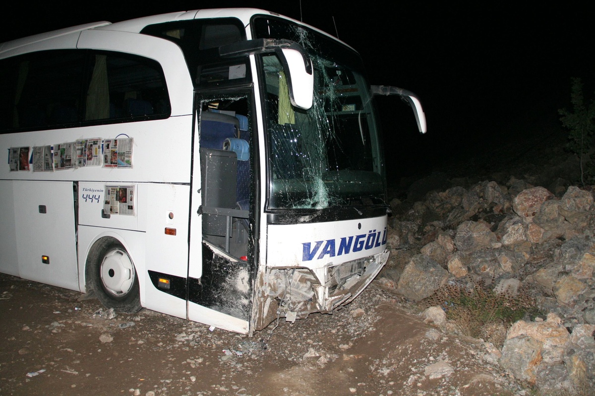 Erzincan\'da Yolcu Otobüsü Kayalıklara Çarptı: 19 Yaralı
