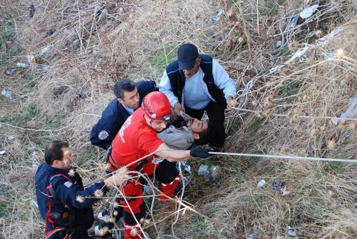 Eşi Terk Etti Uçurumdan Atlamaya Kalktı