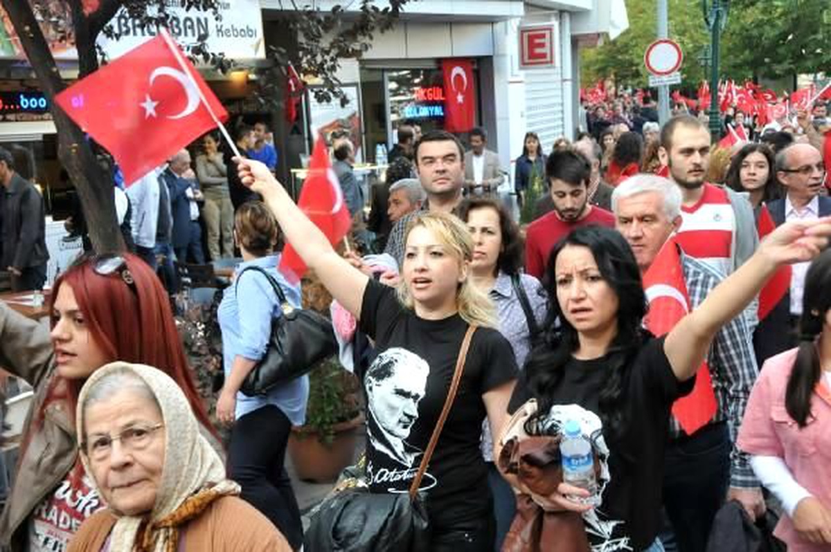 Eskişehir\'deki Cumhuriyet Yürüyüşüne 20 Bin Kişi Katıldı
