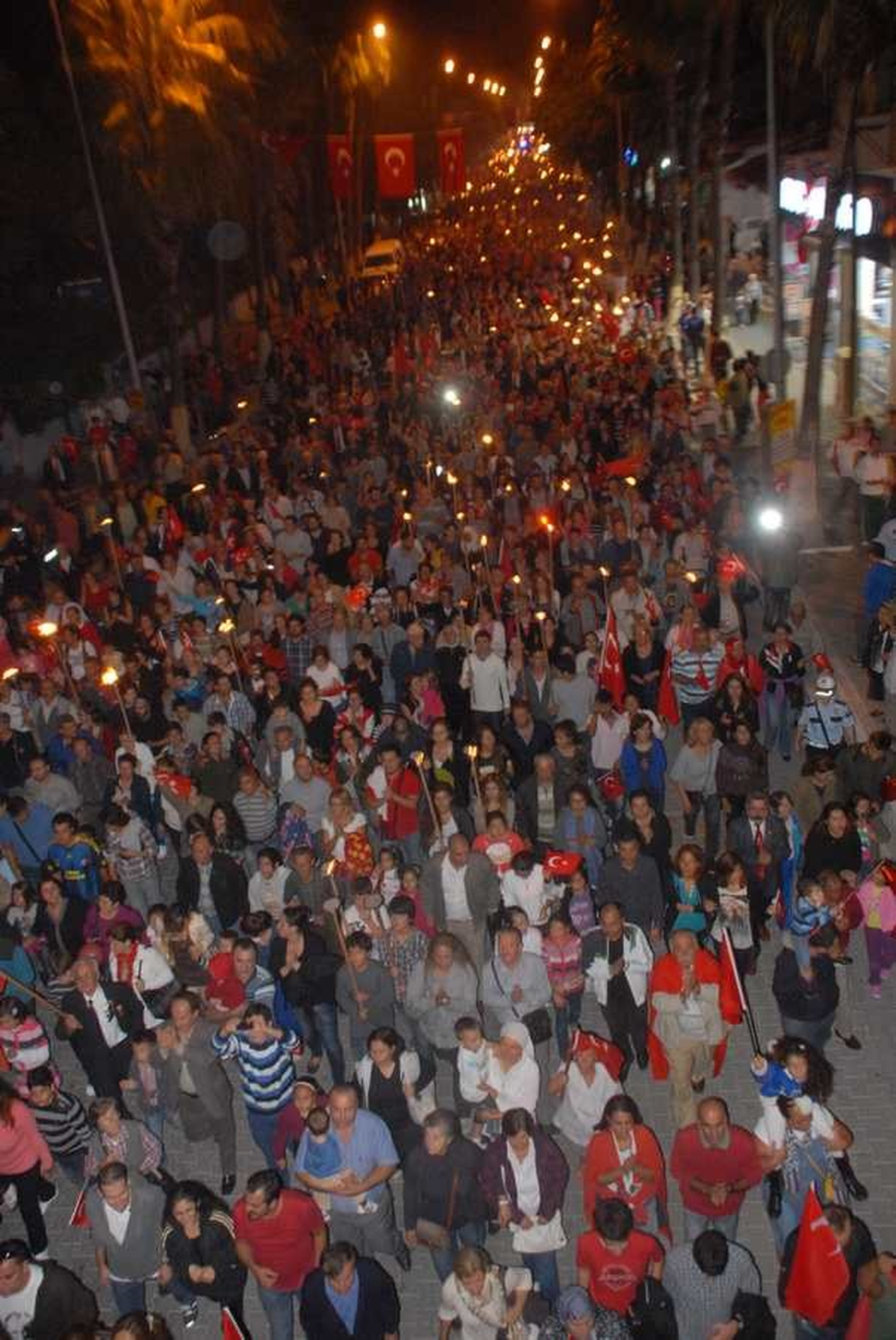 Fethiye\'de 5 Bin Kişi Meşalelerle Yürüdü