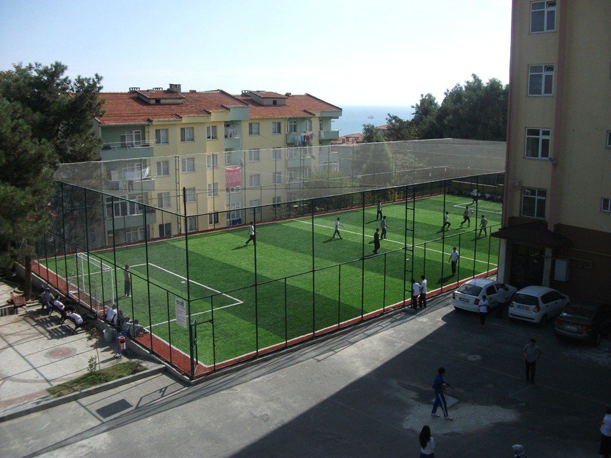 Hayırseverler İmam Hatip Lisesine Halı Saha Yaptırdı