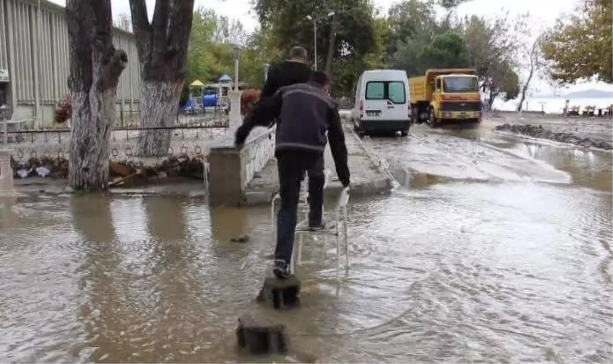 İstanbul\'da Etkili Olan Yağış, Su Baskınlarına Neden Oldu