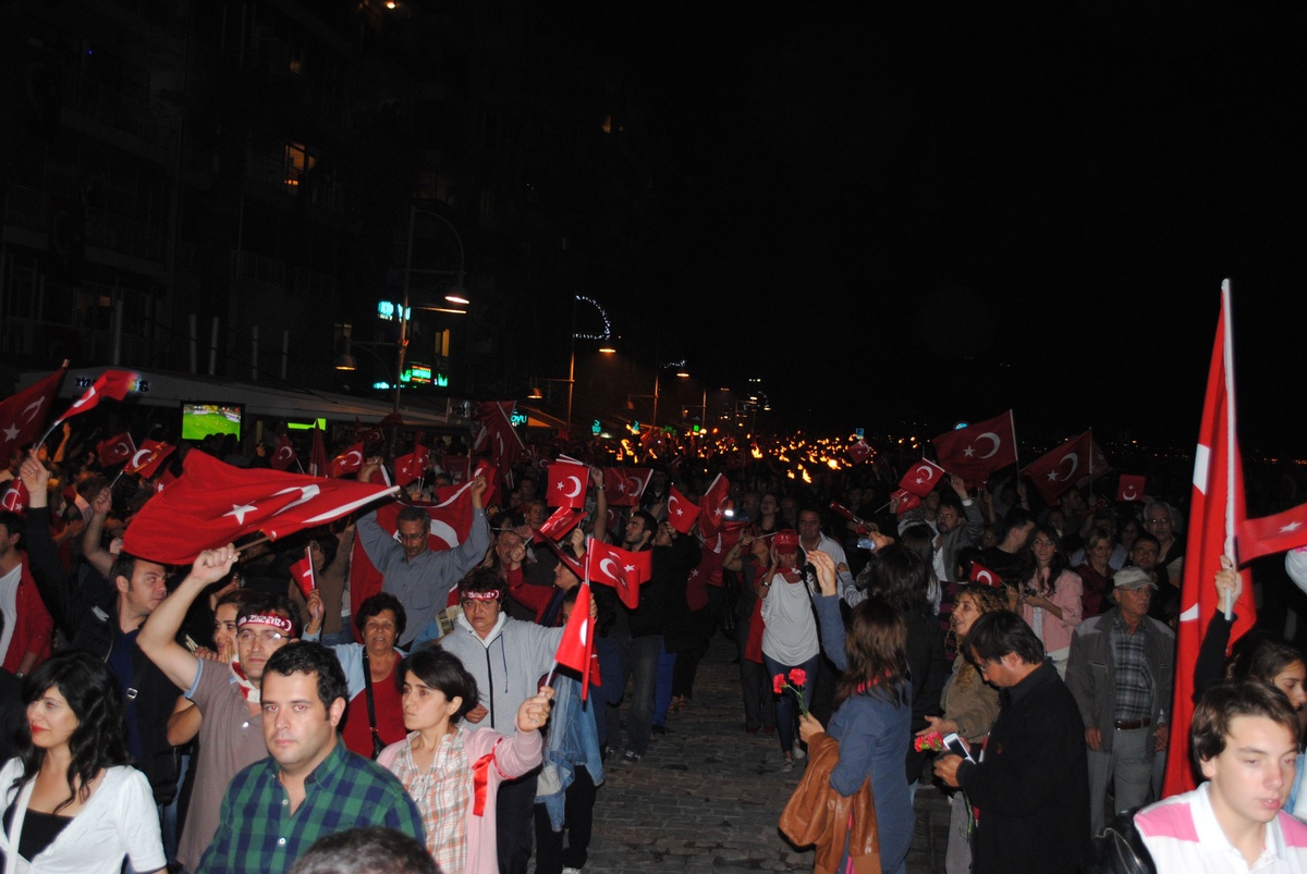 İzmir\'de On Binler Fener Alayı Yürüyüşüne Katıldı 1