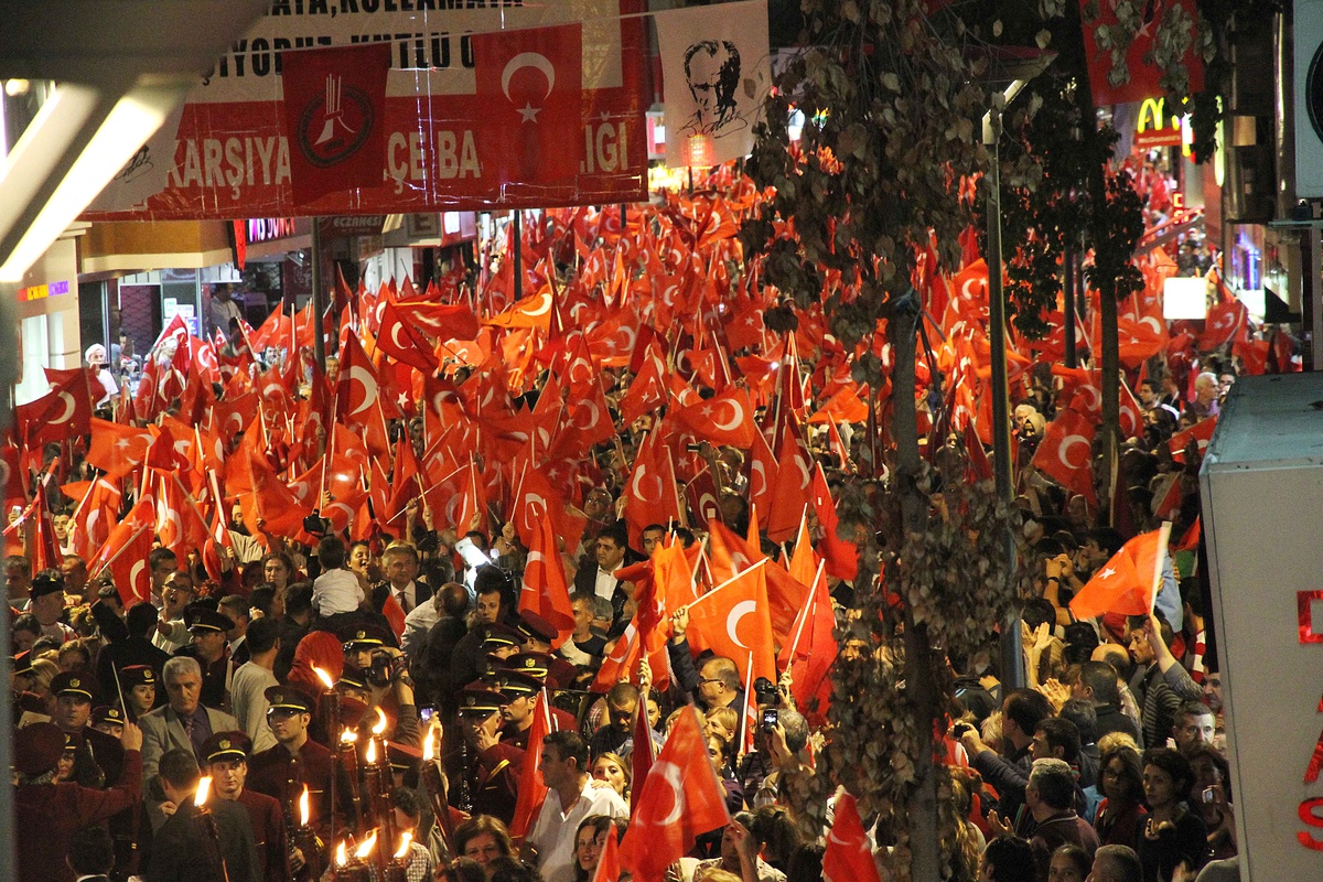 Karşıyakalılar Cumhuriyet İçin Yürüdü