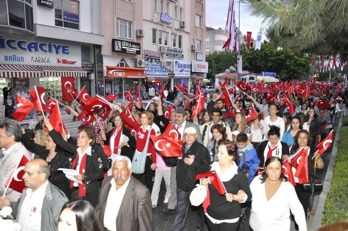 Kuşadası\'nda Cumhuriyet Yürüyüşü İzdihamı