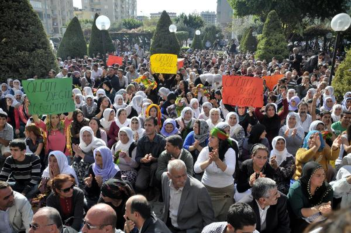 Mersin\'de BDP\'lilerin Siyah Çelenk Eylemine Polis Engeli
