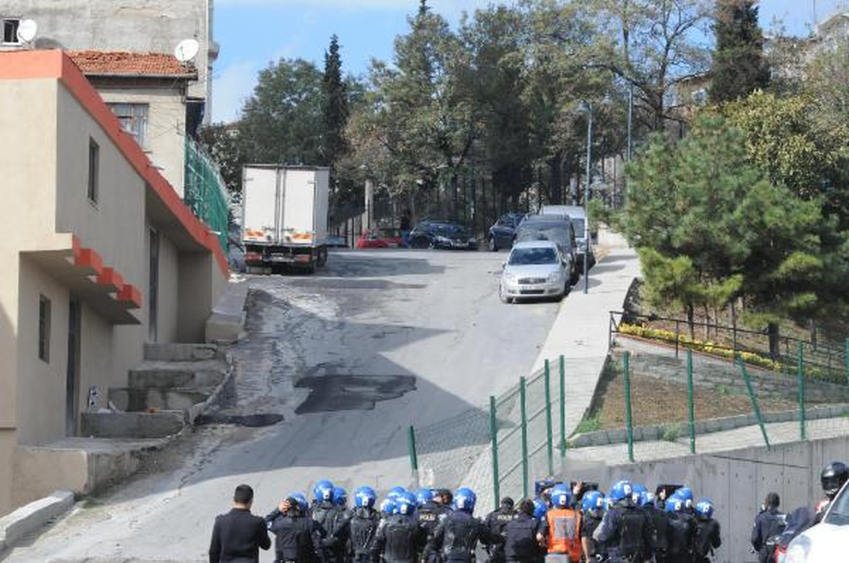 Okmeydanı\'nda Korsan Gösteri; Polise Taşlı Maytaplı Saldırı