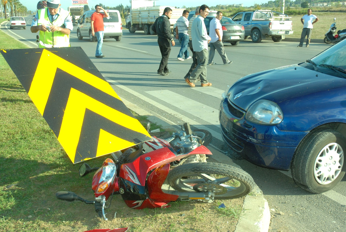 Otomobil Motosiklete Çarptı: İki Yaralı