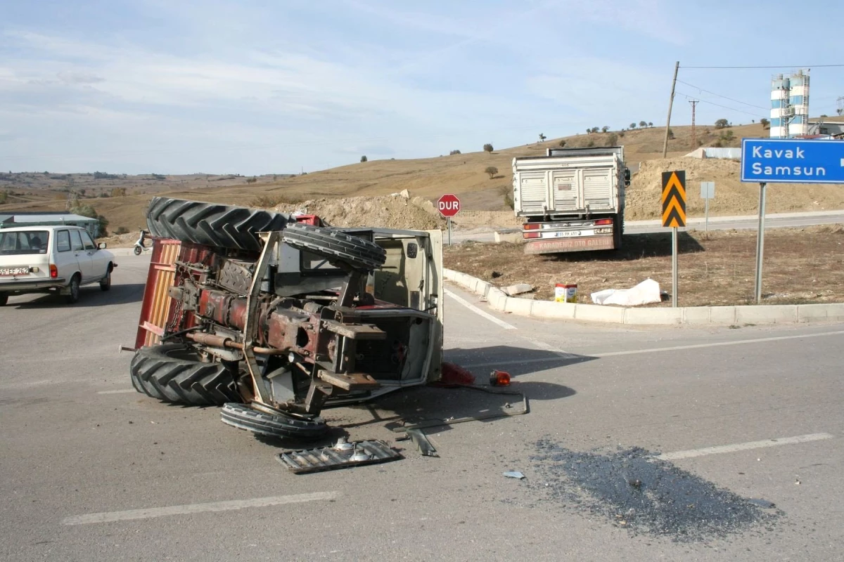 Traktör Kamyona Çarptı: 2 Yaralı
