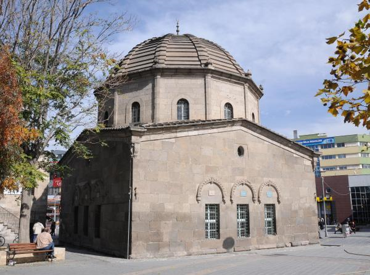 Türbe Önünde Esrar Satan 2 Sanığa 5\'er Yıl Hapis