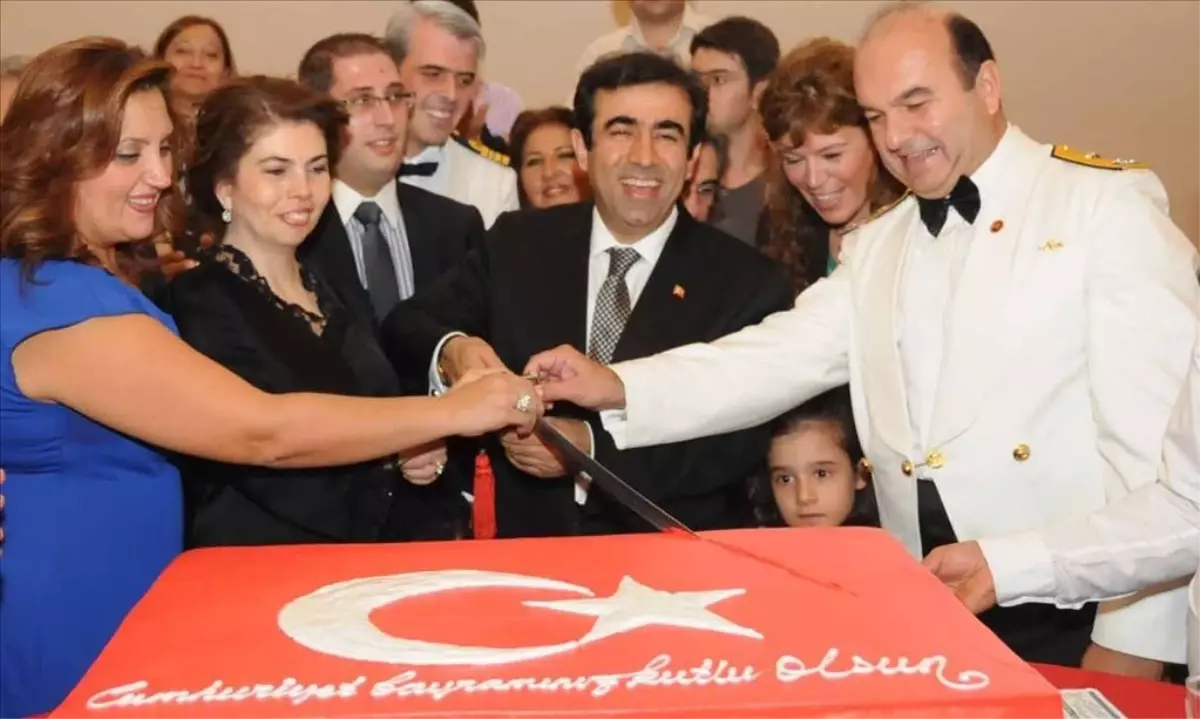 Vali Güzeloğlu Cumhuriyet Resepsiyonu Verdi