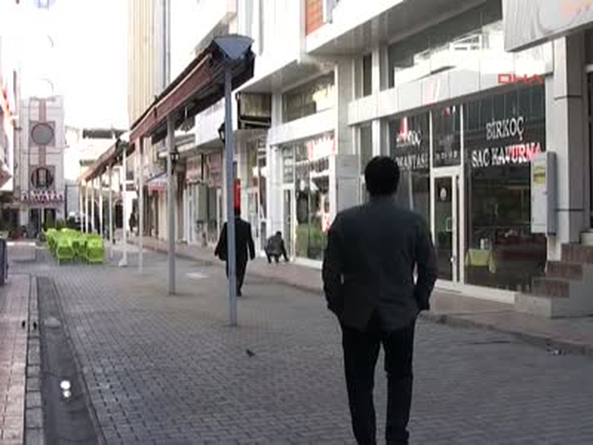 Hakkari\'de İşyerlerinin Tamamı Kepenk Kapattı