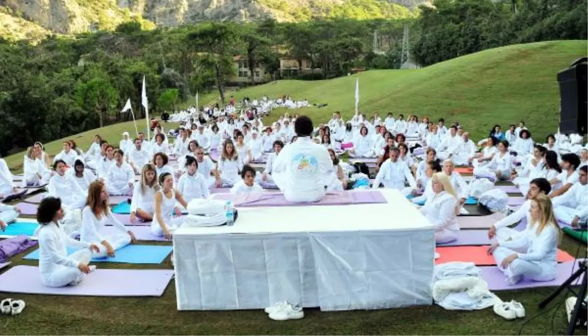 Yerli ve Yabacı Yoga Meraklıları Fethiye\'de Buluştu