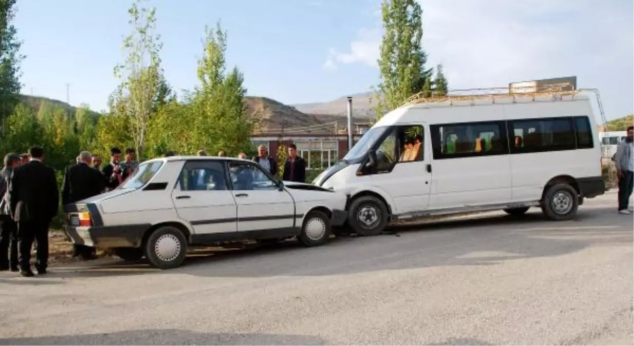 Adıyaman\'da Minibüs ile Otomobil Çarpıştı: 8 Yaralı