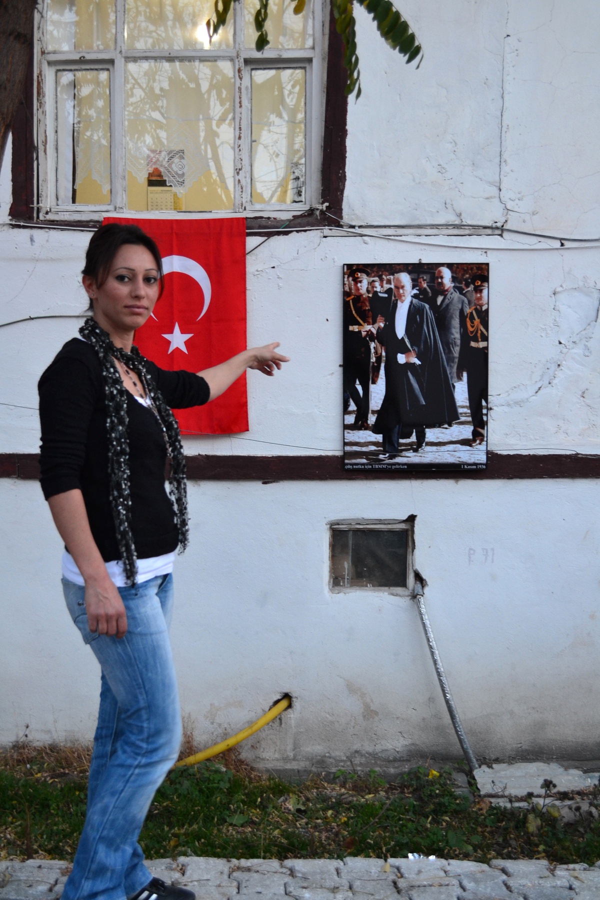 Beldeyi Atatürk Fotoğrafları ile Donattılar