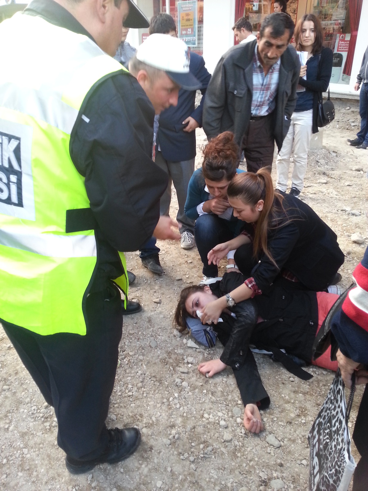Genç Kız Yolda Yürürken Sara Krizi Geçirdi