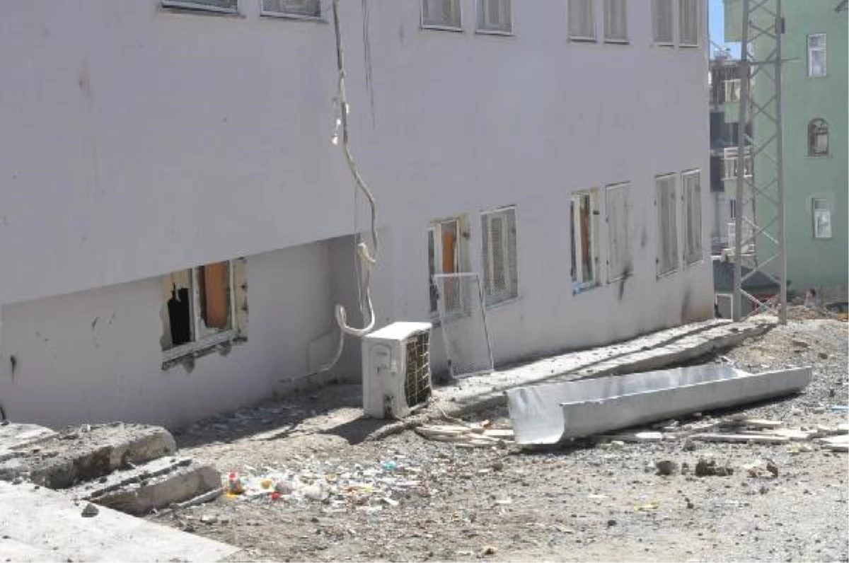 Hakkari\'de PKK Yandaşları, Rektörlük Binası ile 2 Okulu Tahrip Etti
