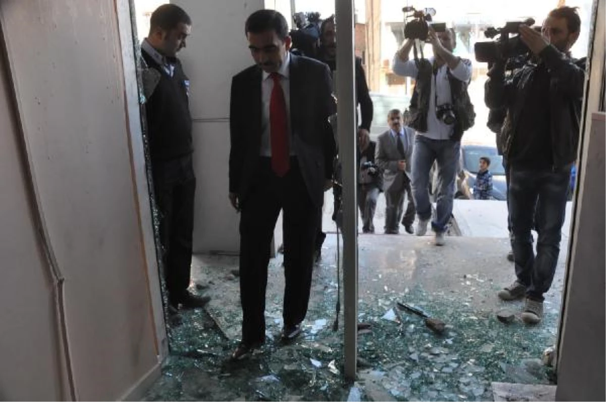 PKK Yandaşları, Rektörlük Binasını Tahrip Etti