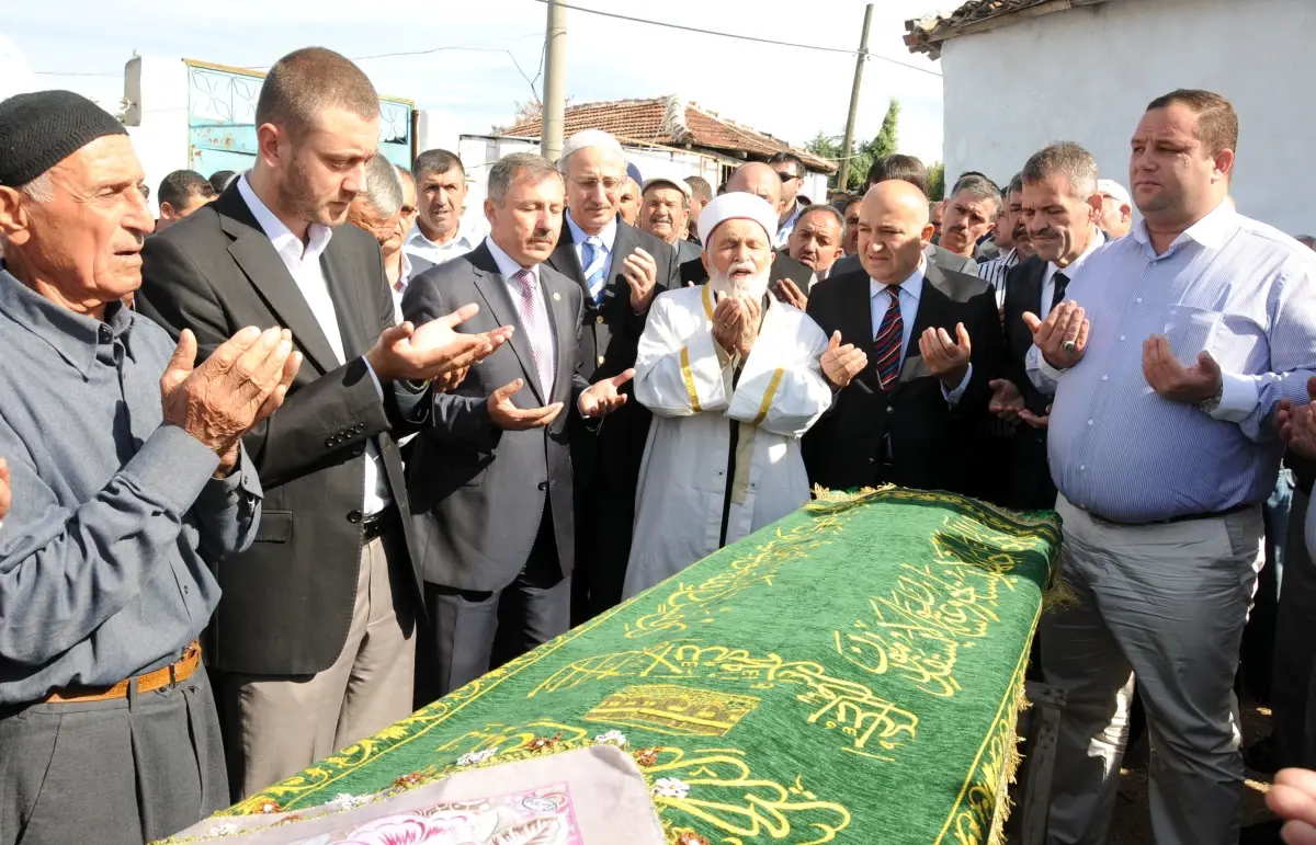 Halil Esendağ\'ın Annesi Son Yolculuğuna Uğurlandı