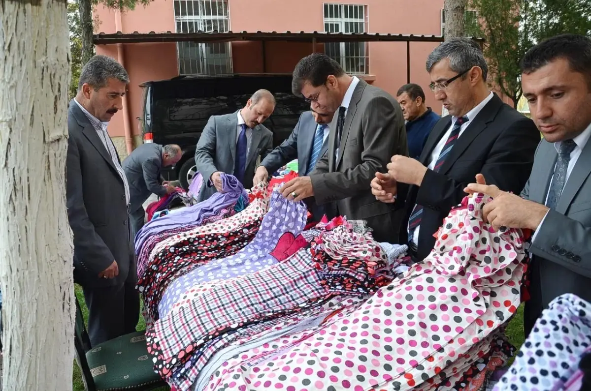 Hayırsever İş Adamlarından Öğrencilere Giyecek Yardımı