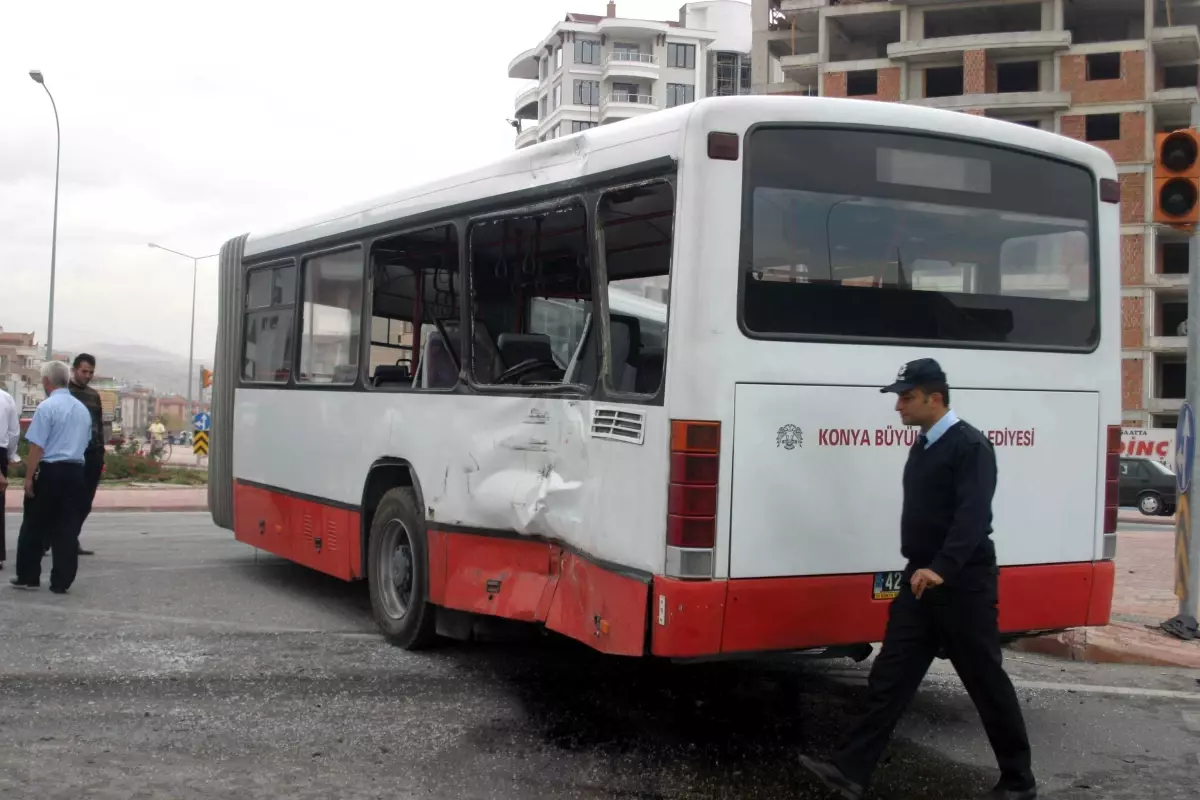 Tır, Belediye Otobüsüne Çarptı: 8 Yaralı