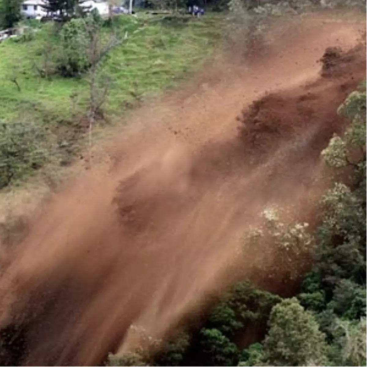 Trabzon\'un Araklı İlçesinde Heyelan Yolu Kapattı