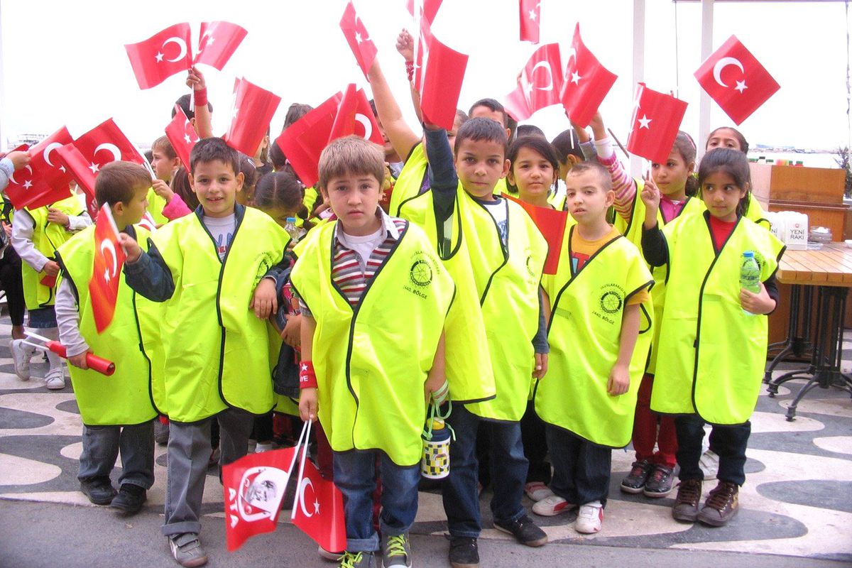 Urla Rotary Kulüpten Çocuklara Bayram Hediyesi