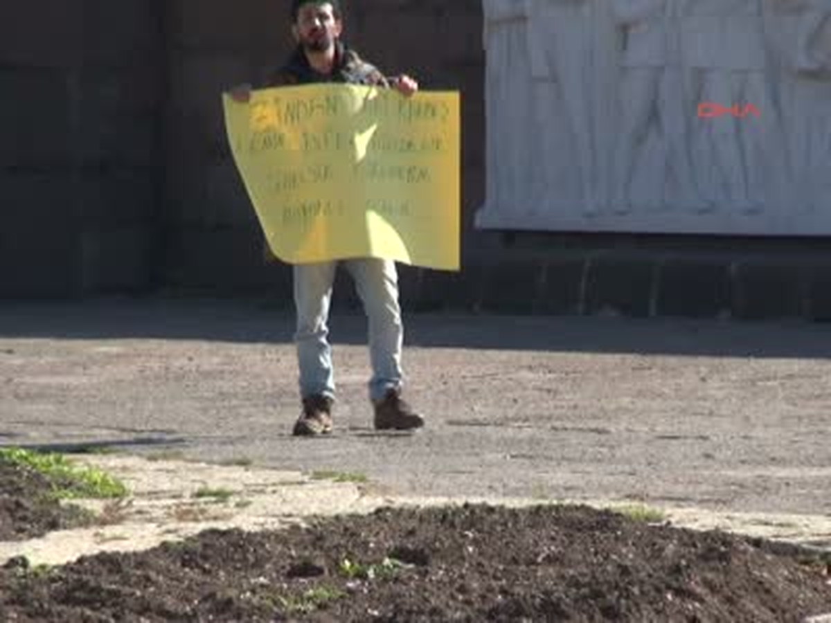 1 Meclis Girişinde Eylem Yapan Bir Kişi Polis Tarafından Etkisiz Hale Getirildi
