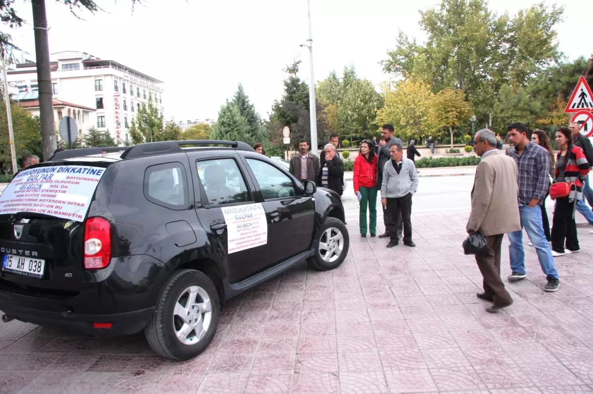 Aracının Her Tarafına Yazı Yazarak Firmayı Protesto Ediyor