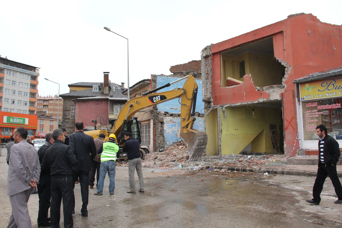 Belediye Başkanı Korkut, İş Makinesini Kendi Kullanarak Yıkımı Gerçekleştirdi