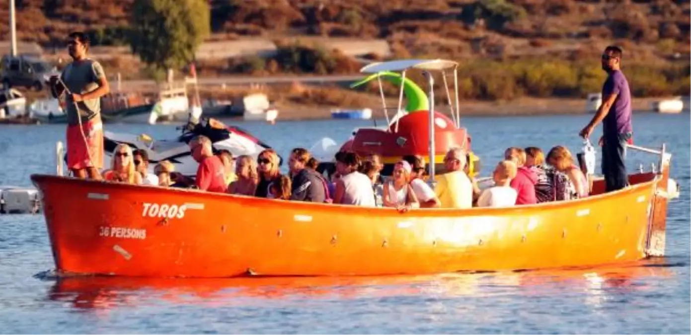 Bodrum\'da Güneşi Gören Turistler Sahile Akın Etti