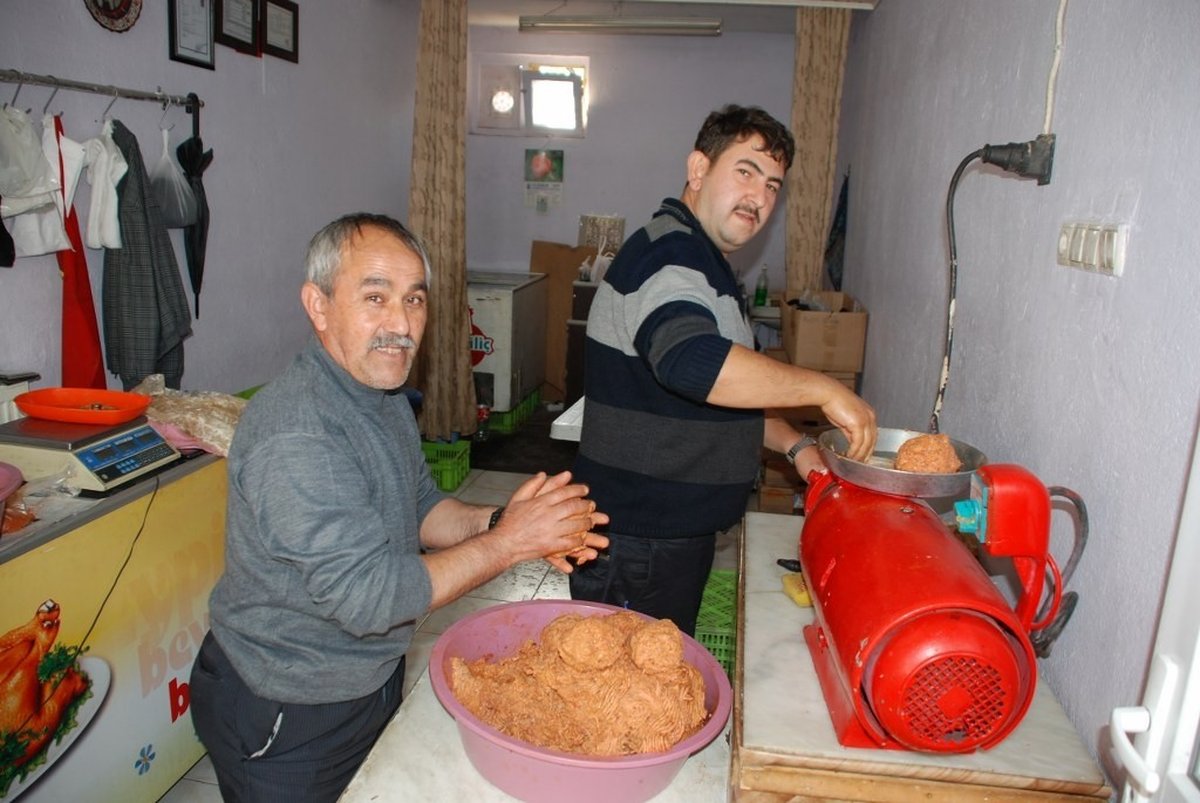 Hisarcık\'ta Artan Kurban Etlerinden Gdo\'suz Organik Sucuk
