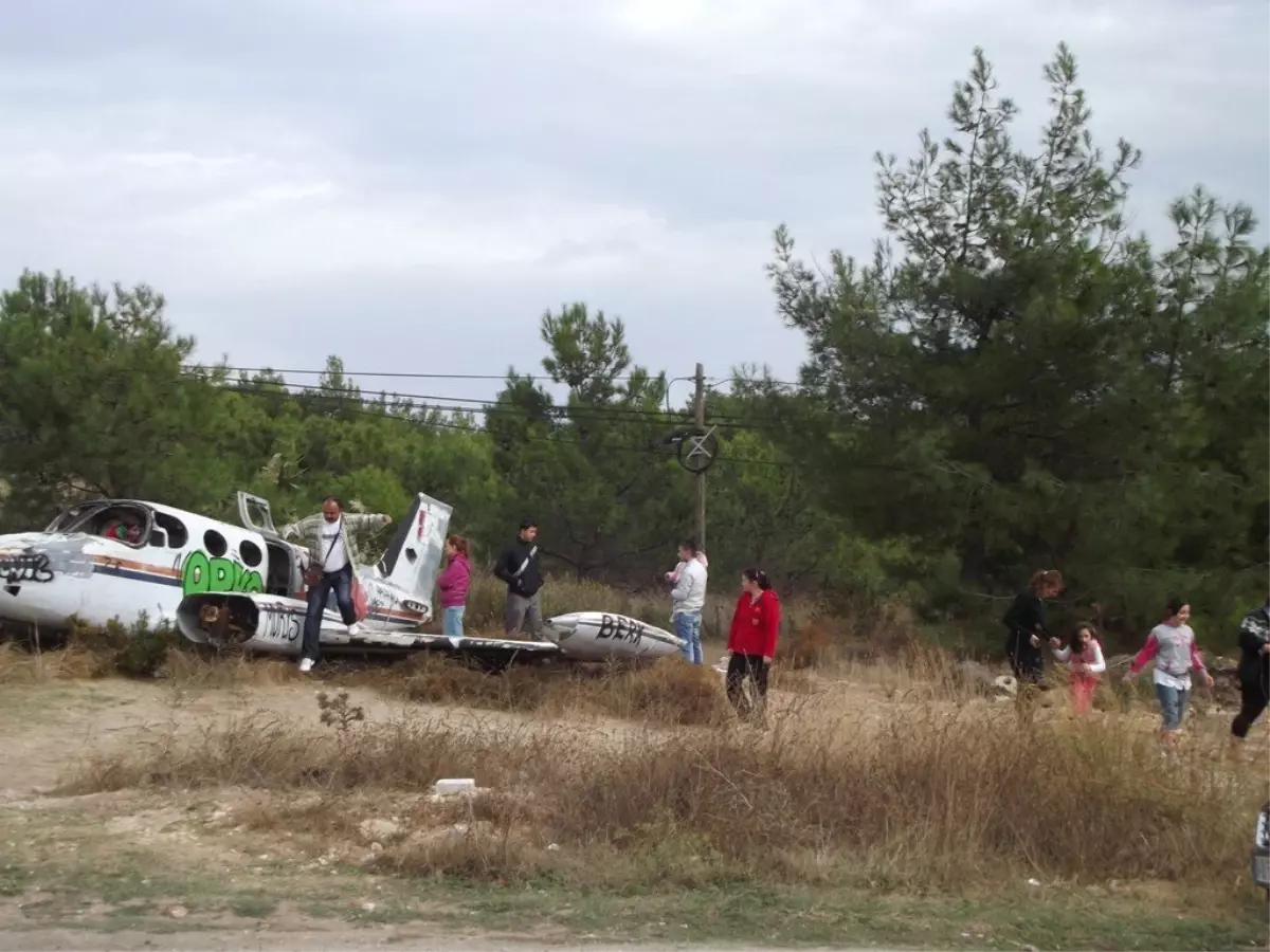 Küçükköyde Hurda Uçağa Turistlerden Yoğun İlgi