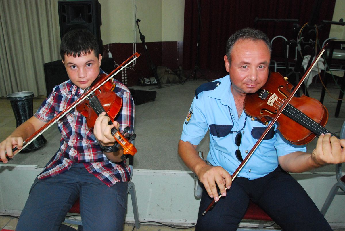 Polis Memurunun Müzisyen Ailesi