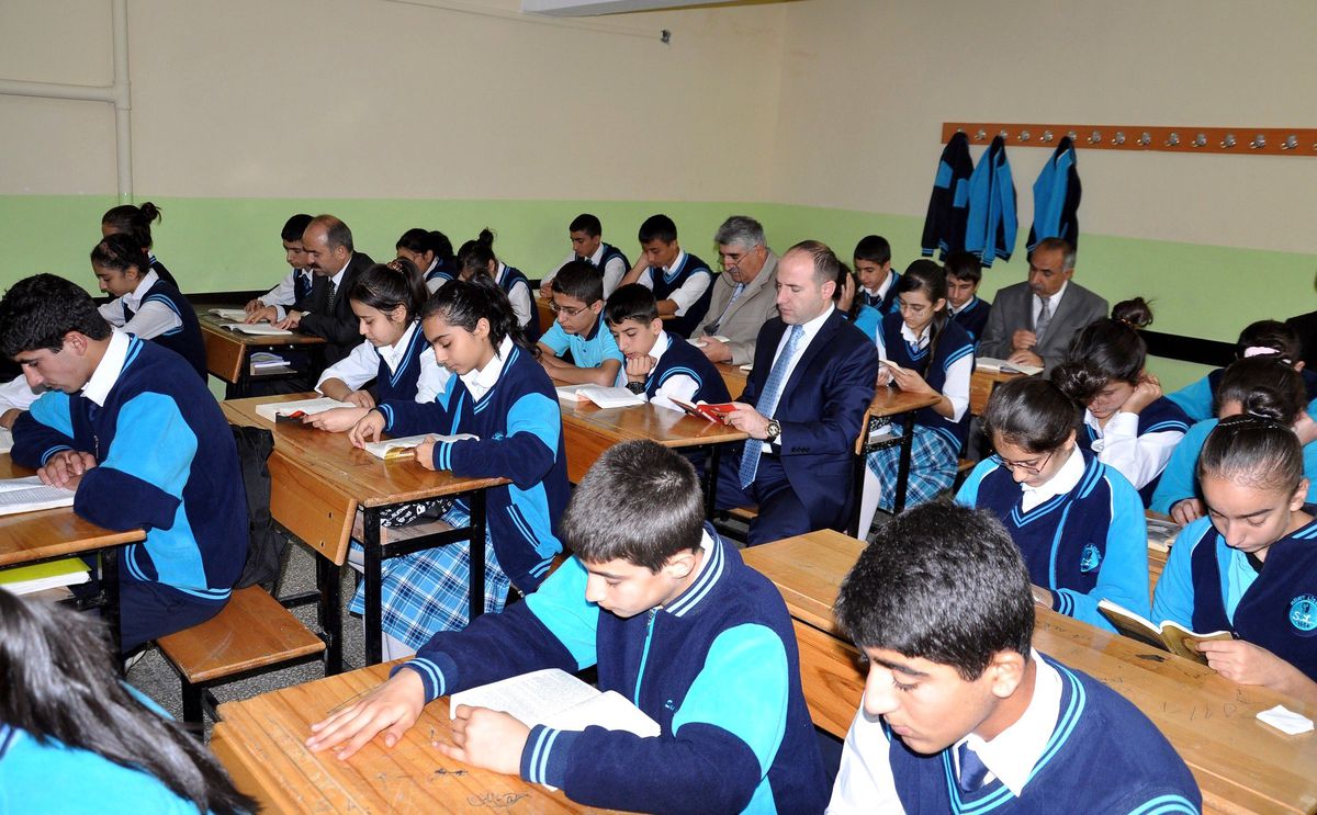 Siirt Valisi Aydın Öğrencilerle Kitap Okudu