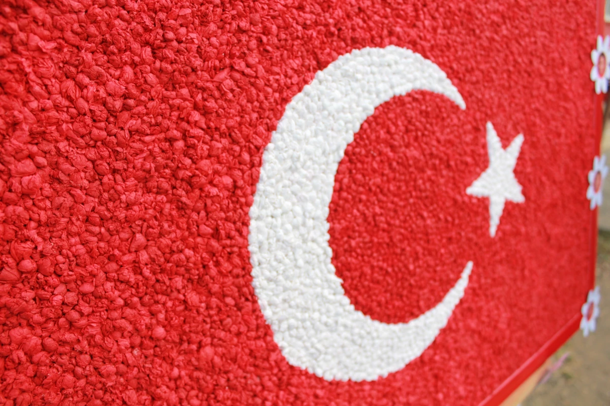 Türk Bayrağı Bütün Köyü Birleştirdi