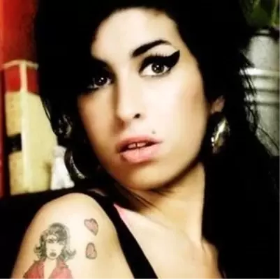 Amy Winehouse Un Elbiseleri Calindi Son Dakika Magazin