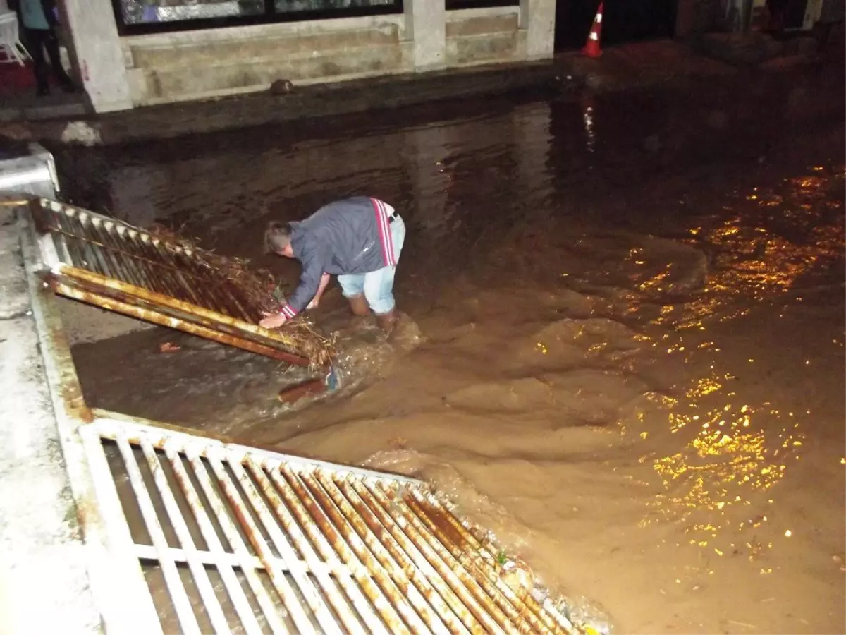Ayvalık Sele Teslim Oldu